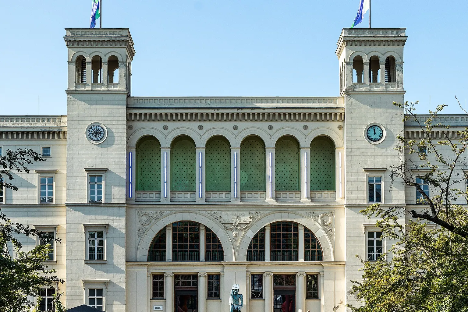 Hamburger Bahnhof entry: online booking versus museum box office